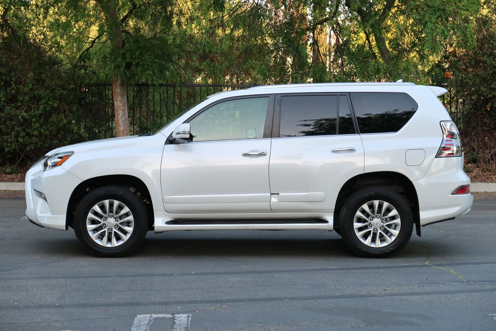 Used 2015 Lexus GX 460 w/ Premium Package AWD/4WD image 3
