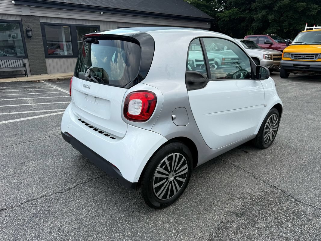 Used 2016 smart fortwo pure RWD image 3