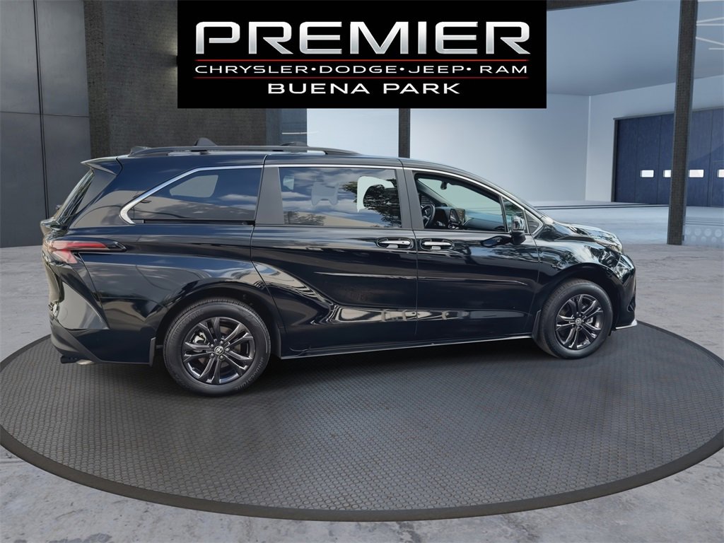 Used 2024 Toyota Sienna XLE Woodland Edition image 8