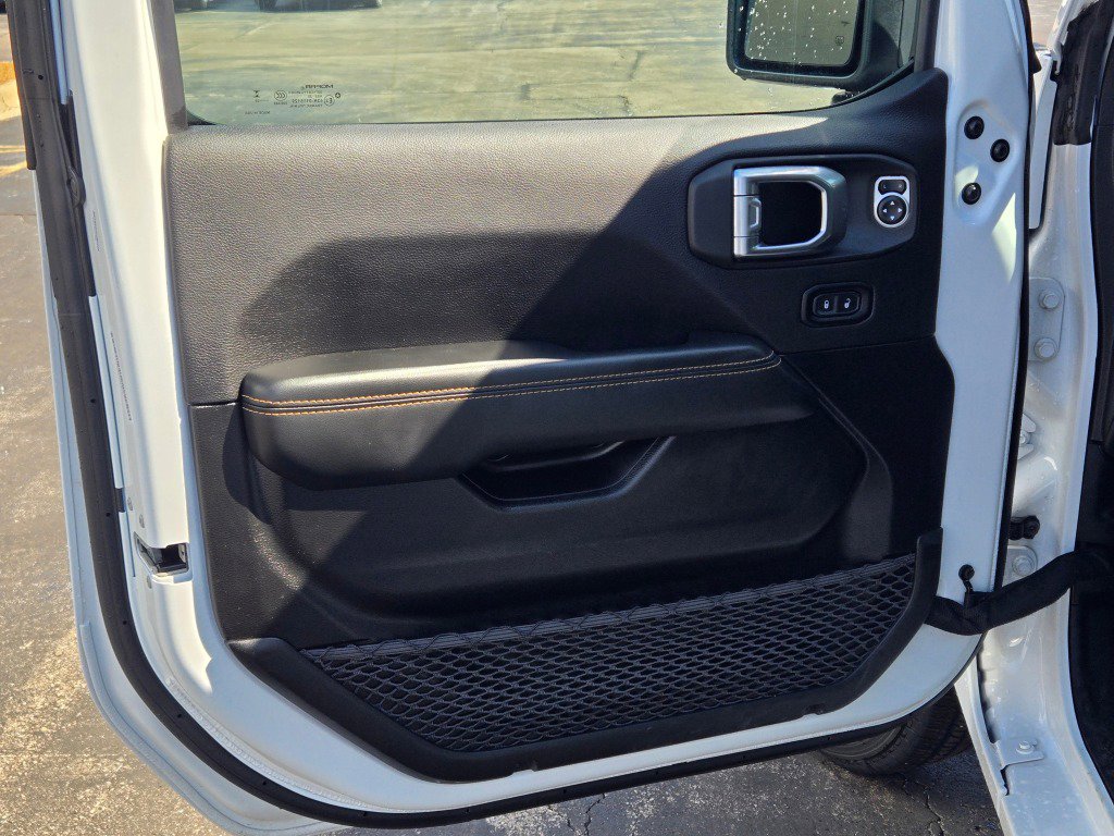 Used 2025 Jeep Wrangler Sahara image 19