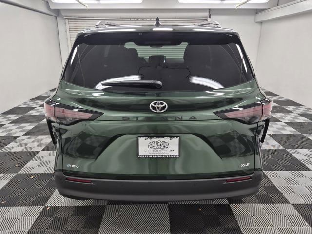 Used 2026 Toyota Sienna XLE image 5