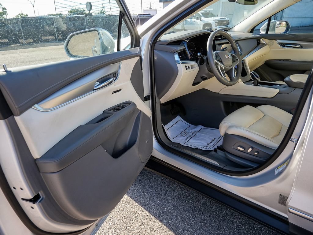 Used 2017 Cadillac XT5 Luxury w/ Driver Awareness Package FWD image 32