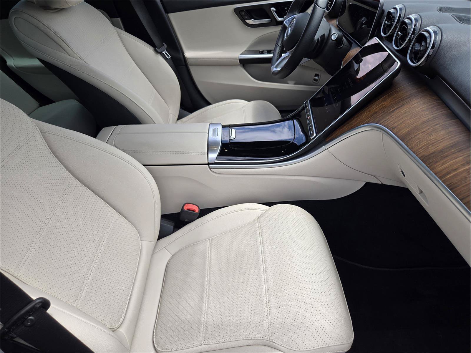 Used 2025 Mercedes-Benz C 300 Sedan image 13