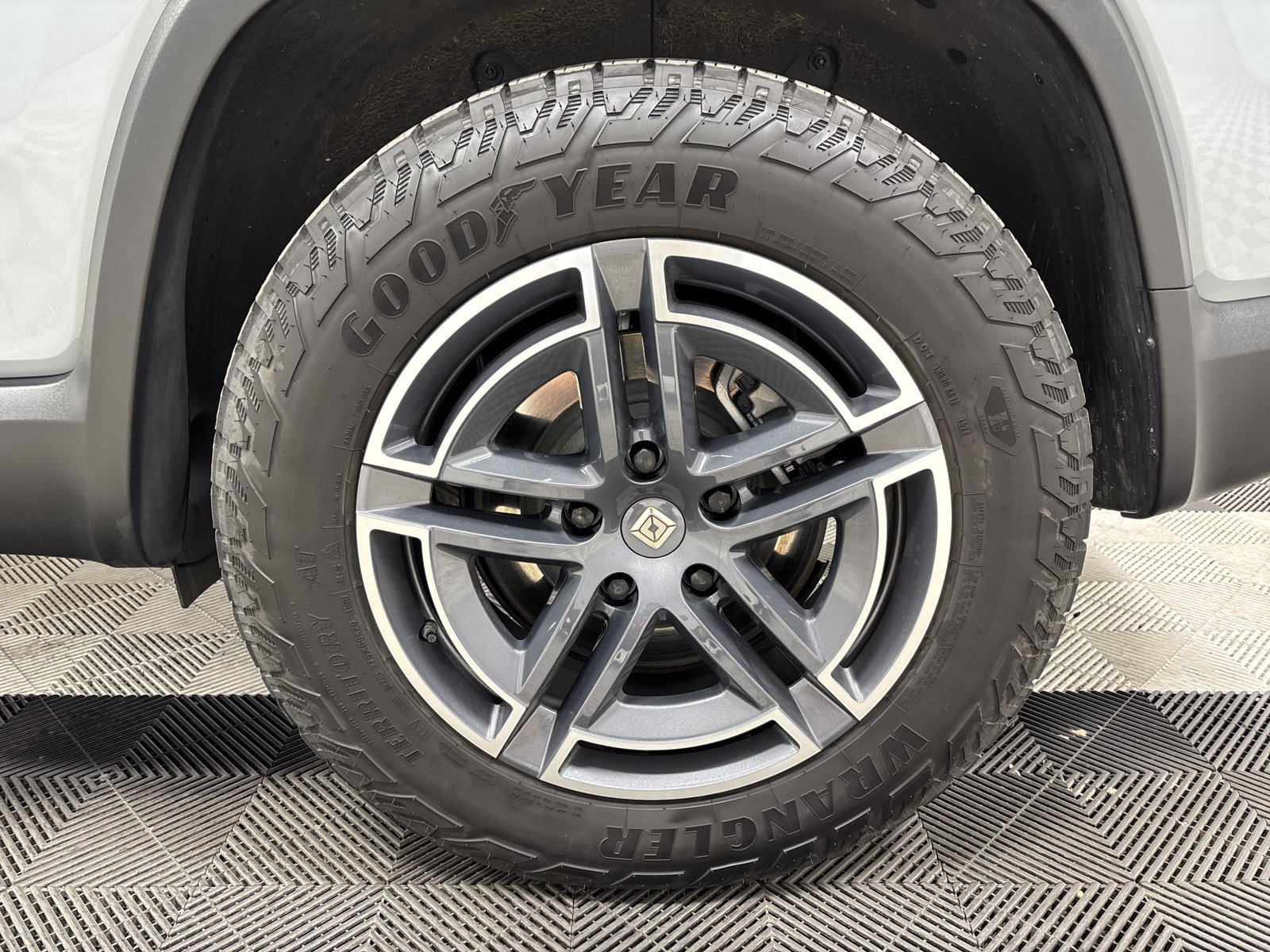 Used 2025 Rivian R1S Adventure AWD/4WD image 10