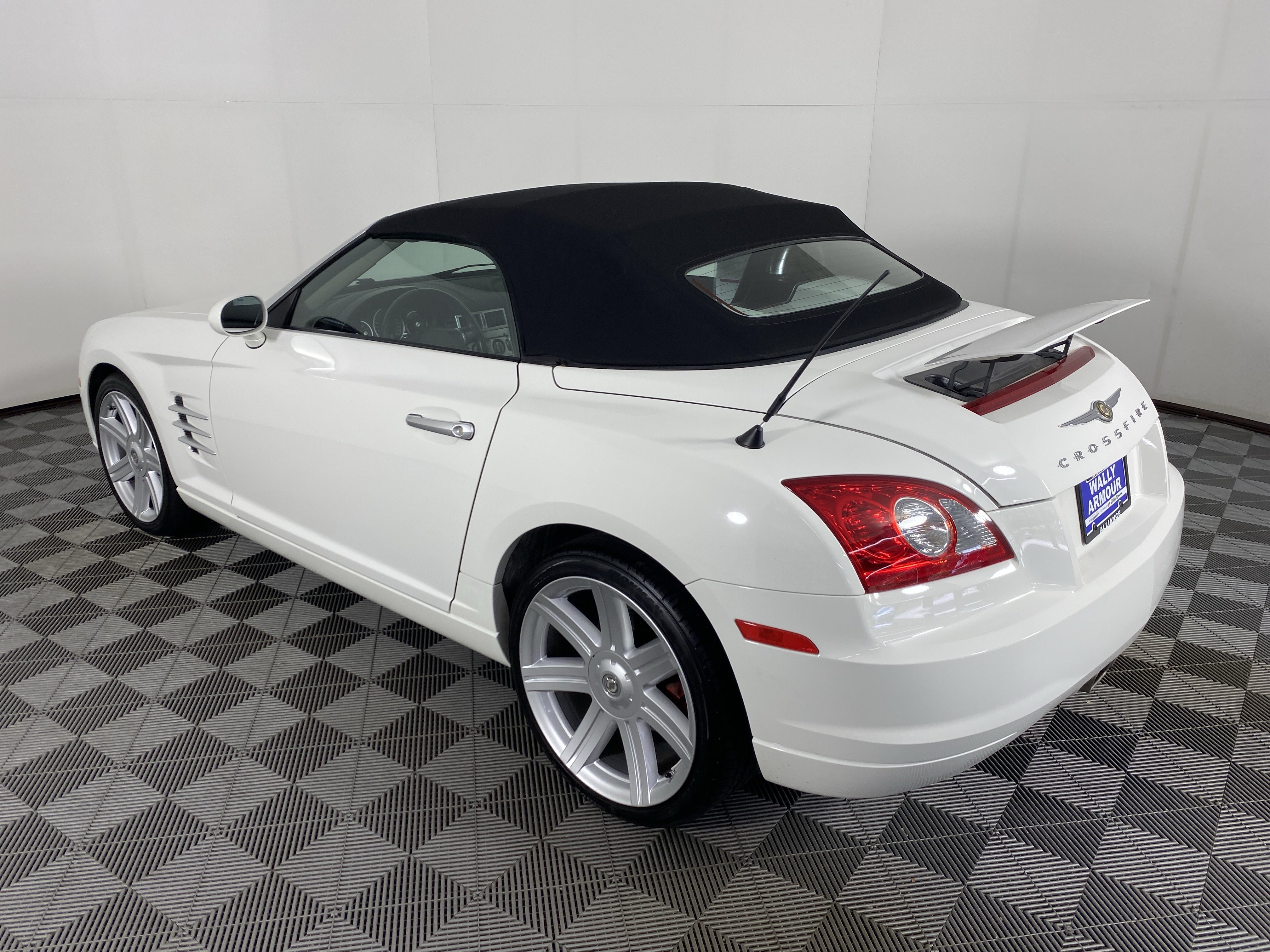 Used 2005 Chrysler Crossfire Limited RWD image 6