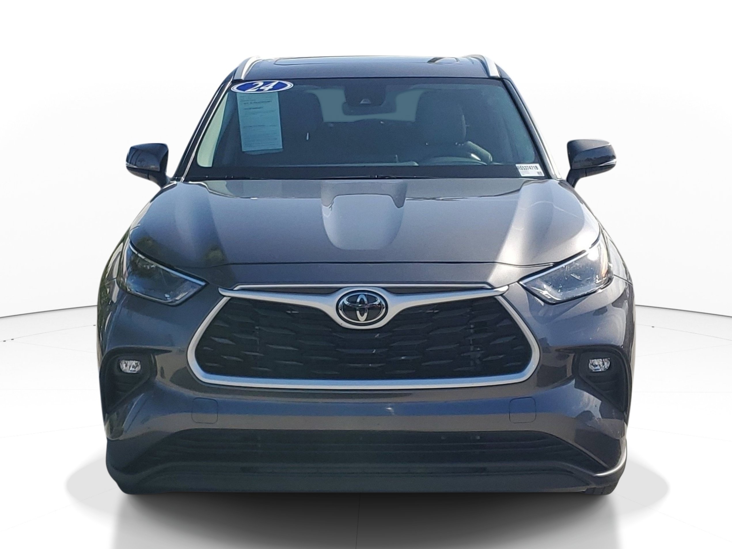 Used 2024 Toyota Highlander XLE FWD image 2