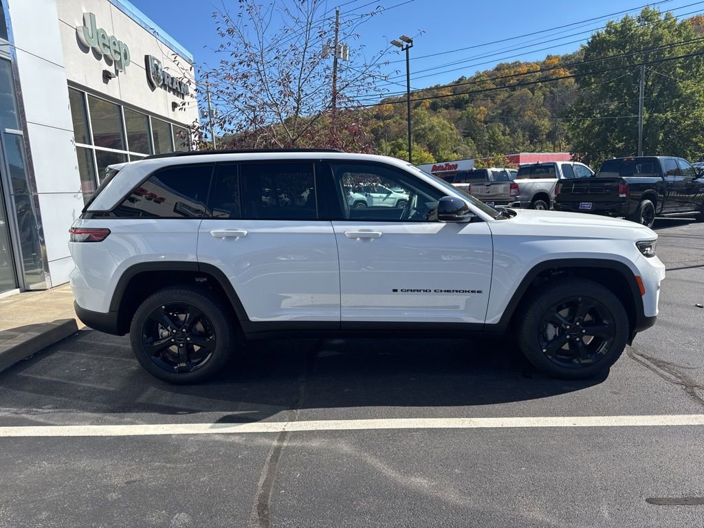 New 2025 Jeep Grand Cherokee Limited w/ Black Appearance Package image 8