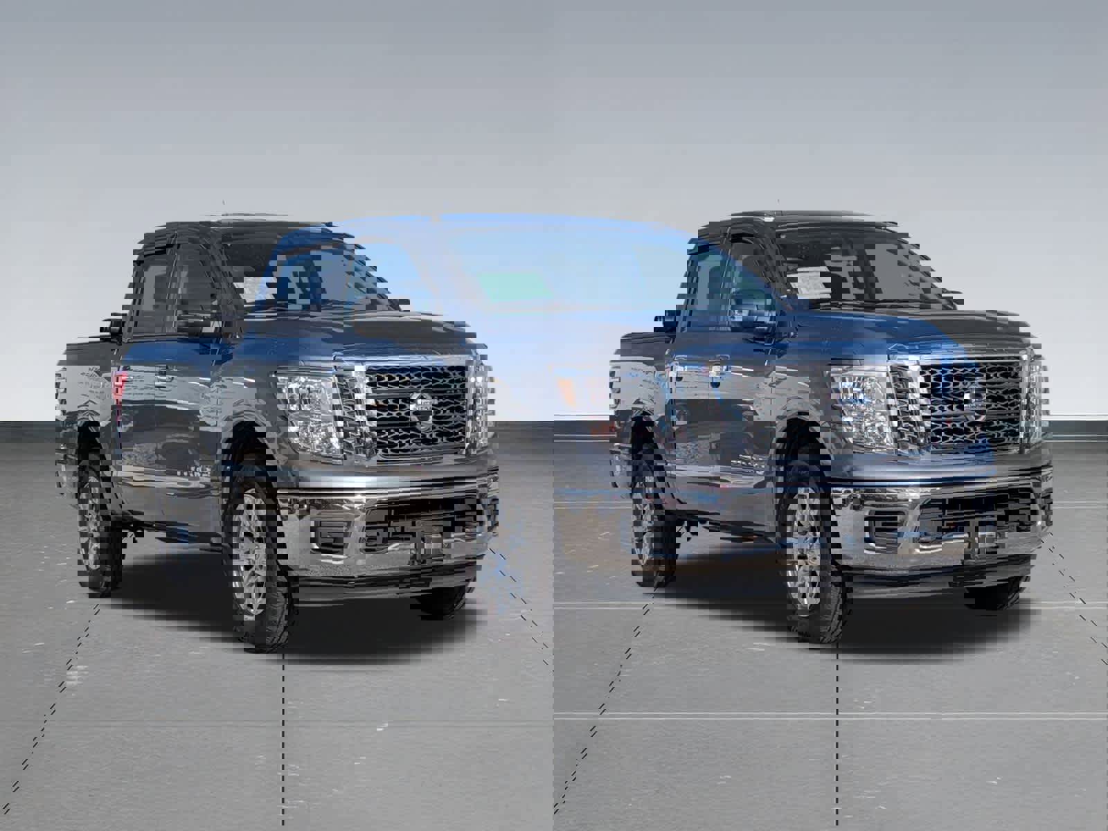 Used 2018 Nissan Titan SV image 8