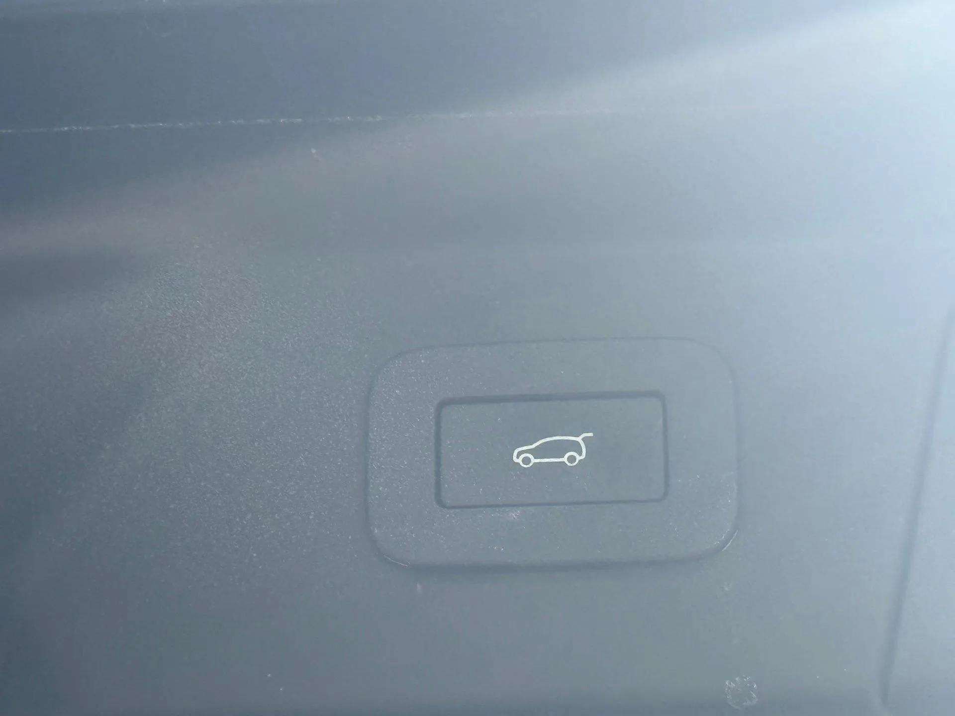Used 2023 Land Rover Range Rover Velar R-Dynamic S image 21