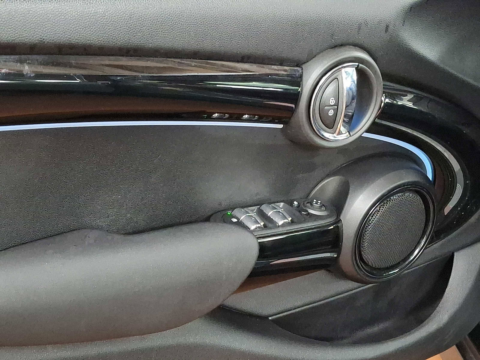 Used 2023 MINI Cooper 4-Door Hardtop w/ Multitone Edition image 8