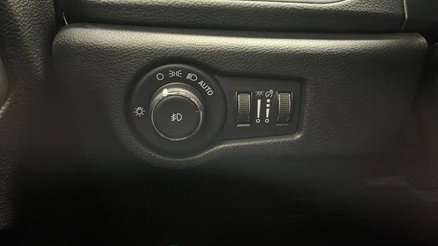 Used 2025 Chrysler Pacifica Limited image 27