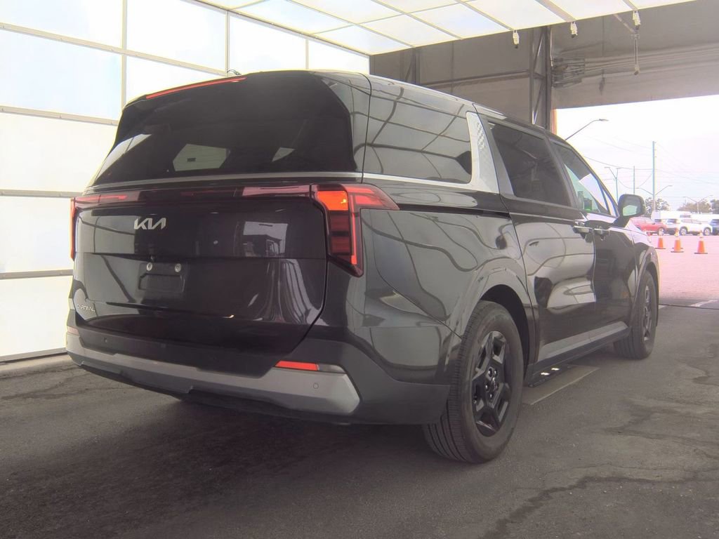 Used 2025 Kia Carnival FWD image 5