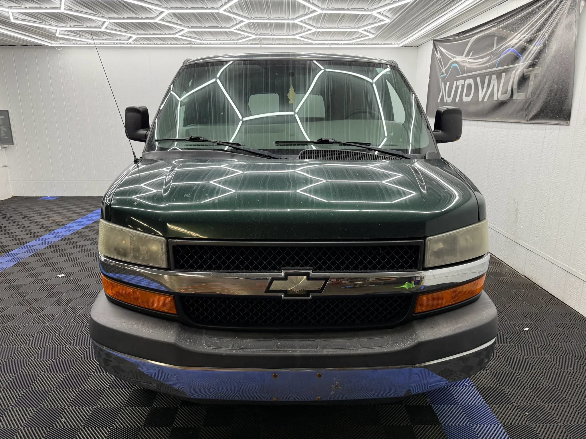 Used 2010 Chevrolet Express 1500 LT w/ LT Preferred Equipment Group RWD image 4
