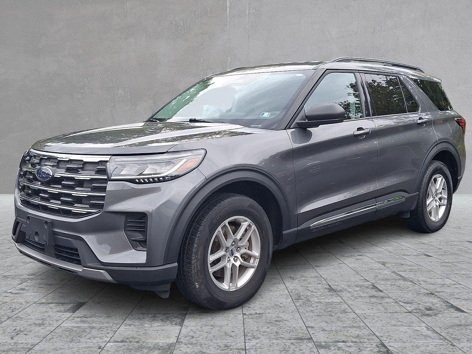 Used 2025 Ford Explorer Active AWD/4WD image 3