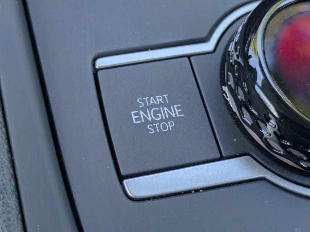 Certified 2025 Volkswagen Tiguan SE FWD image 27