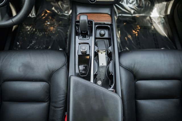 Certified 2024 Volvo XC60 B5 Plus w/ Protection Package Premier image 24