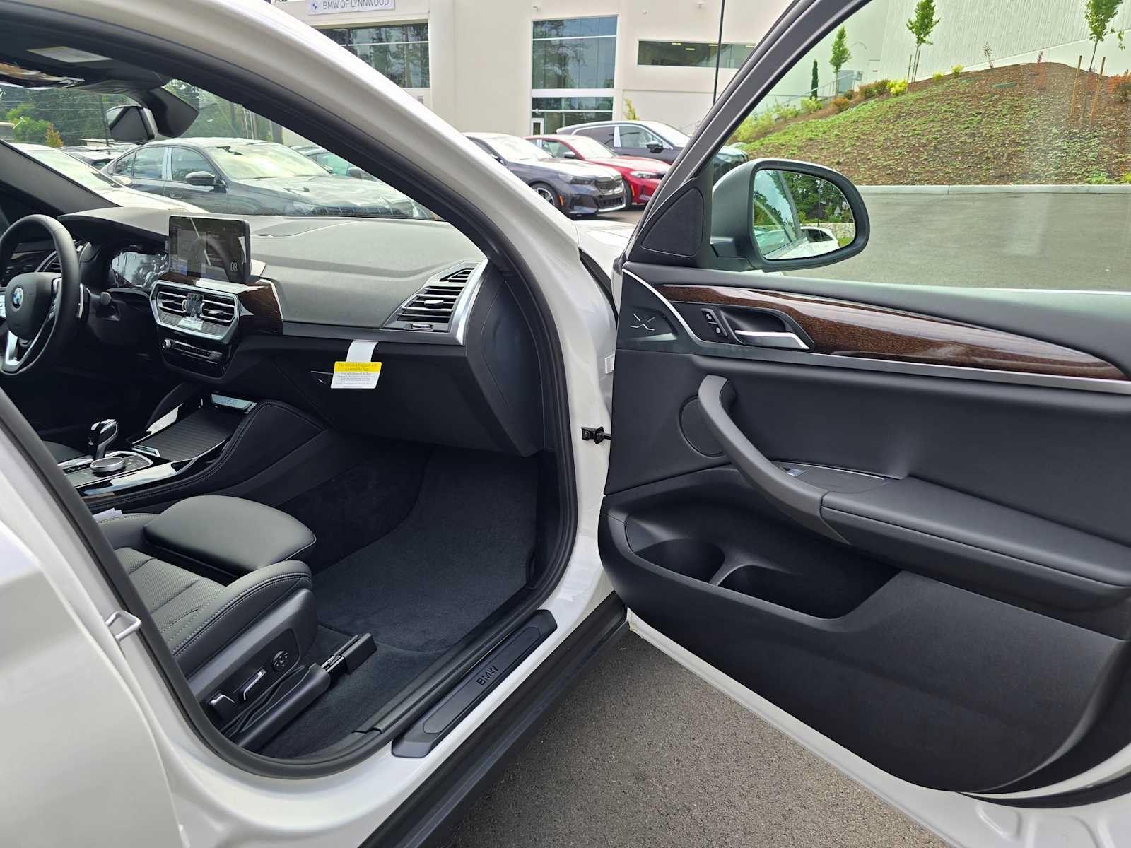 Used 2025 BMW X4 xDrive30i w/ Premium Package AWD/4WD image 11