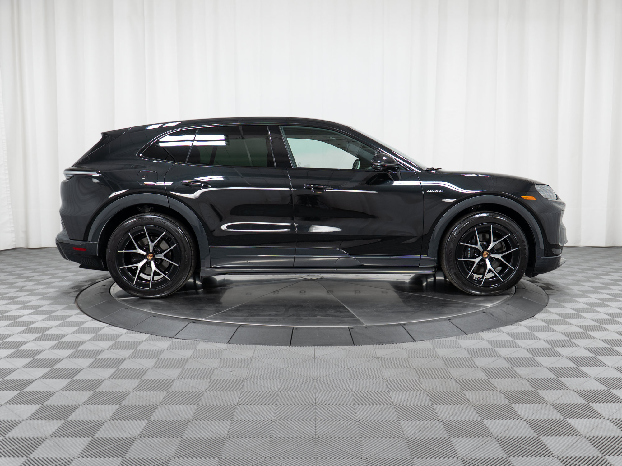 New 2026 Porsche Cayenne Electric AWD/4WD image 8