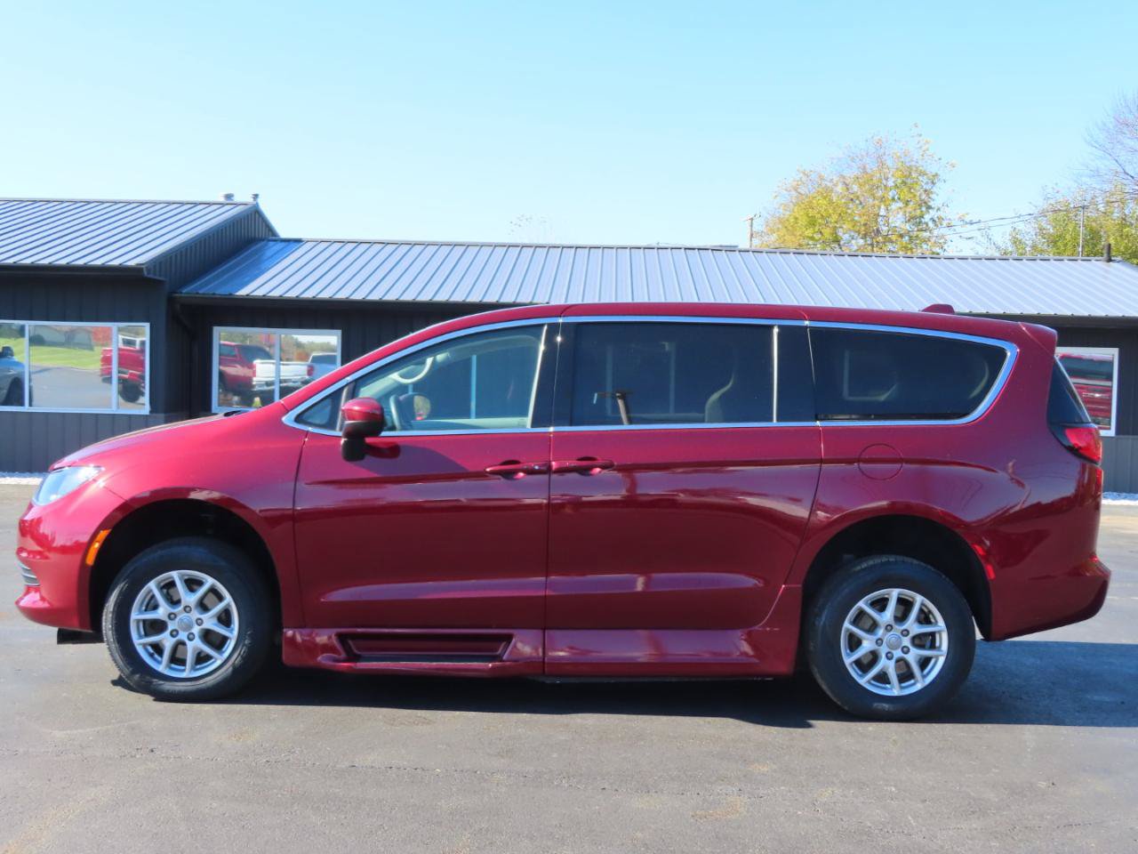 Used 2017 Chrysler Pacifica Touring FWD image 3