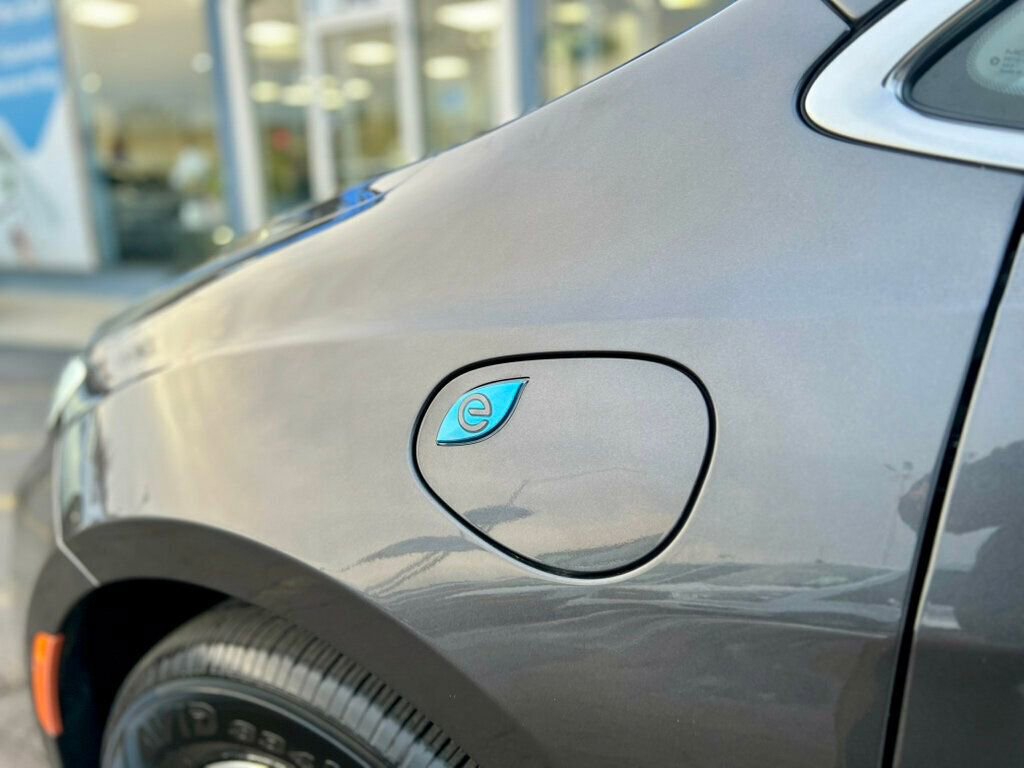 Used 2021 Chrysler Pacifica Limited w/ Uconnect Theater Family Group image 41