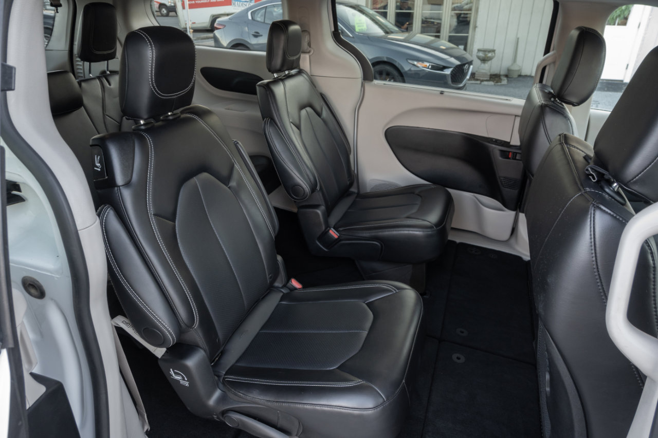Used 2024 Chrysler Pacifica Touring-L image 39