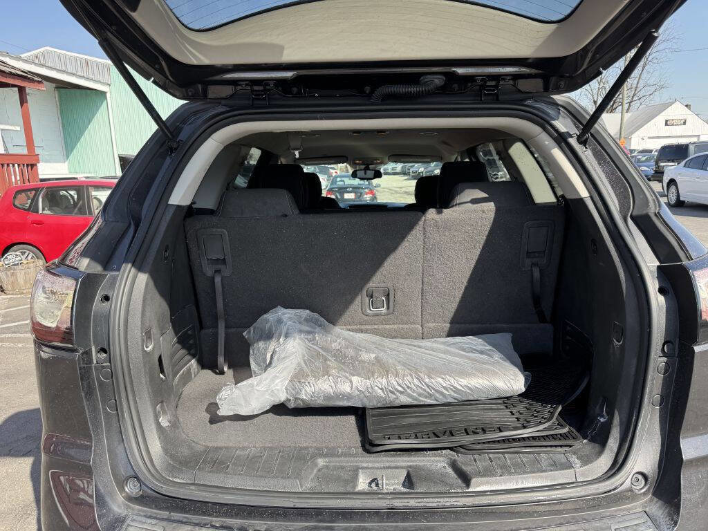 Used 2017 Chevrolet Traverse LT w/ Style and Technology Package image 5