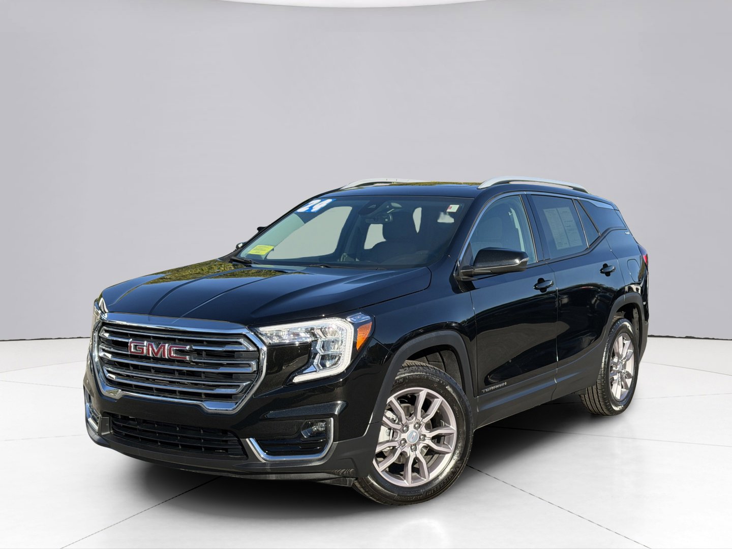 Used 2024 GMC Terrain SLT w/ Infotainment Package II image 1