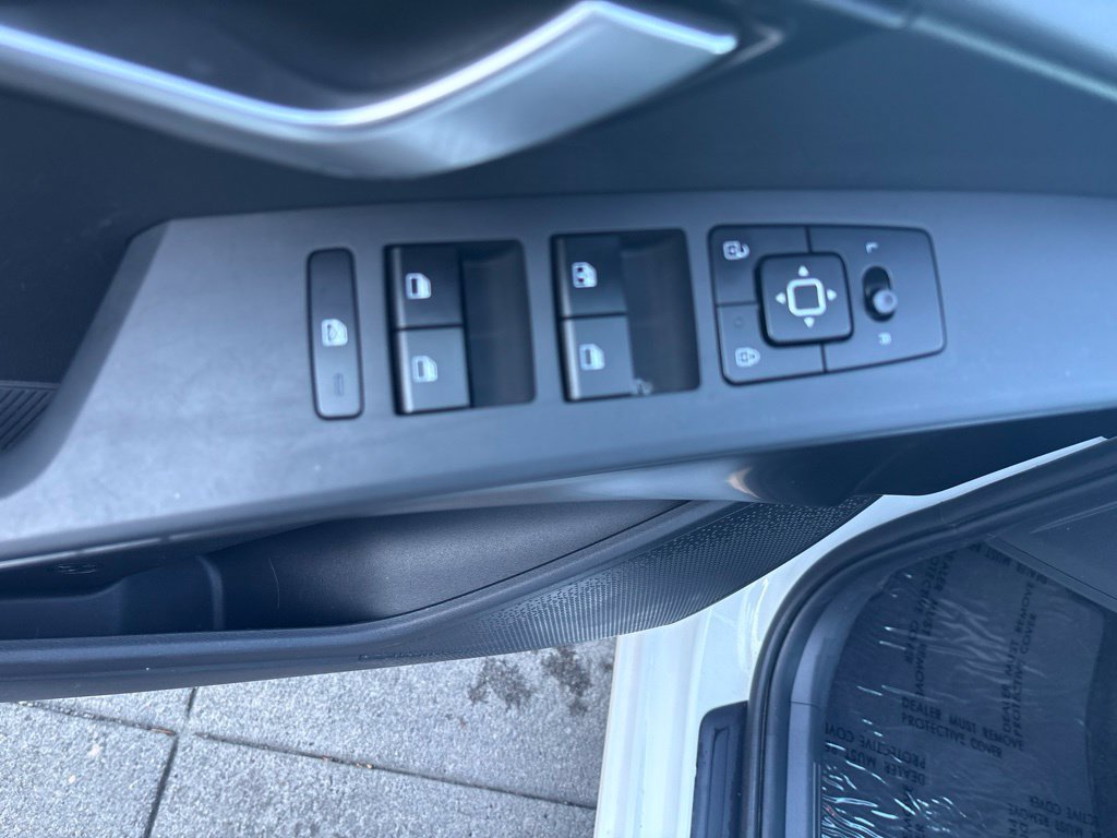 Used 2025 Kia Niro LX FWD image 15