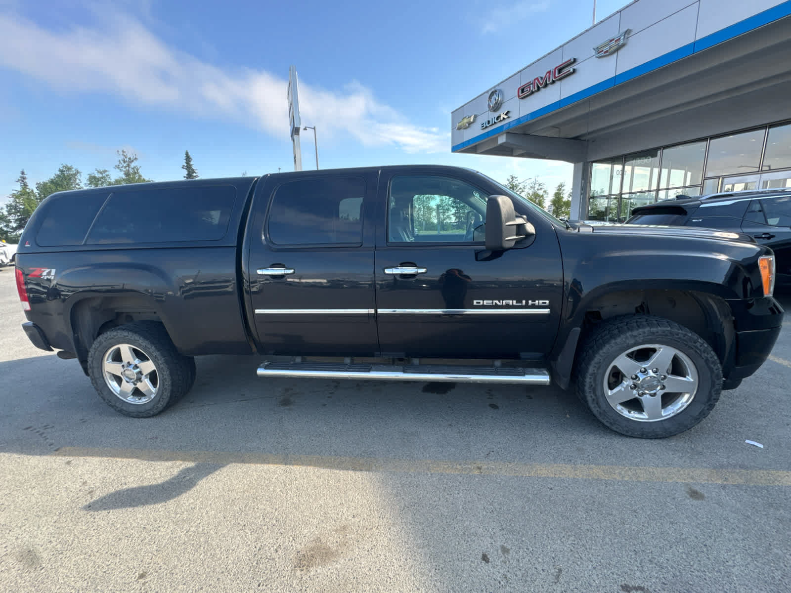 Used 2013 GMC Sierra 2500 Denali w/ Suspension Package, Off-Road AWD/4WD image 2