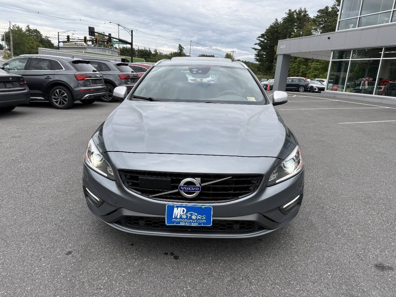Used 2017 Volvo V60 T6 R-Design Platinum w/ Climate Package AWD/4WD image 4