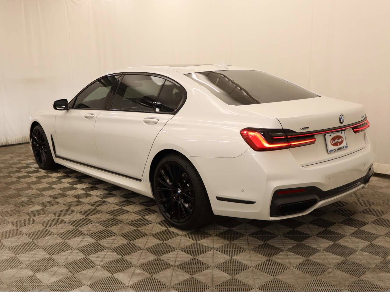 Used 2022 BMW 750i xDrive w/ Executive Package image 3