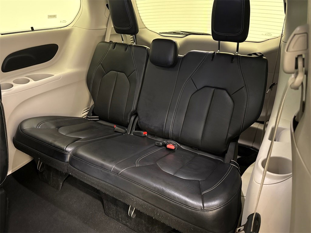 Used 2022 Chrysler Pacifica Touring-L image 17