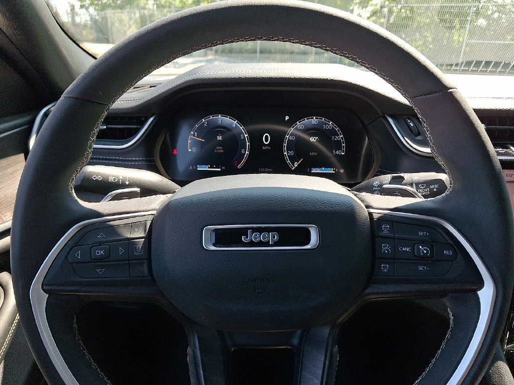 Used 2025 Jeep Grand Cherokee Limited AWD/4WD image 21