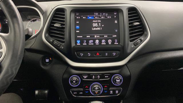 Used 2017 Jeep Cherokee Overland w/ Technology Group AWD/4WD image 13