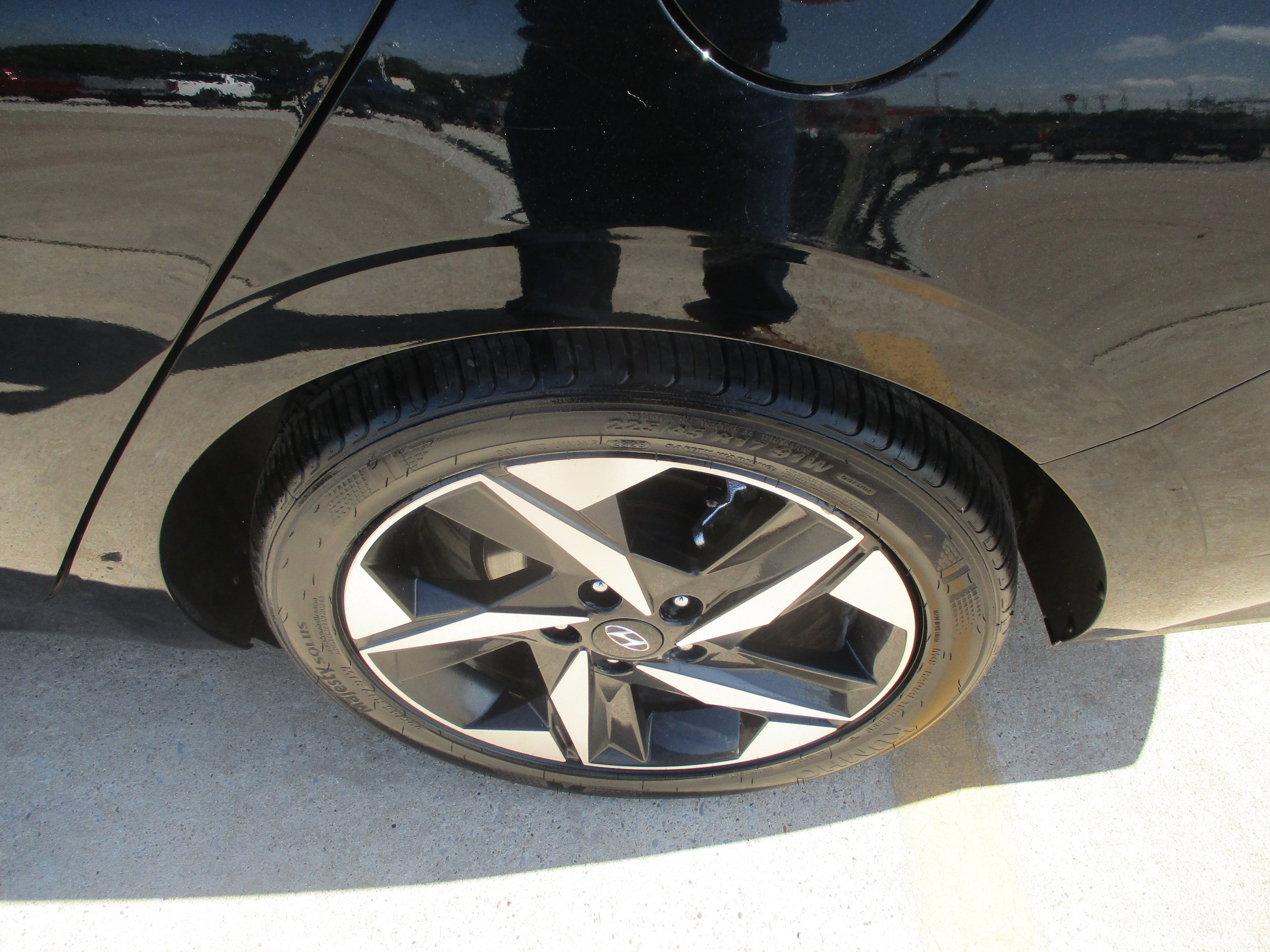 Used 2022 Hyundai Elantra Limited w/ Preferred Accessory Package FWD image 6