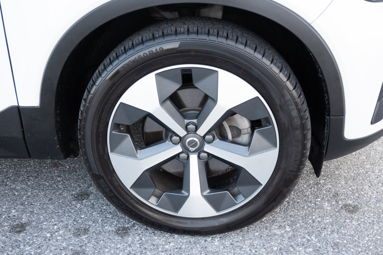 Used 2023 Volvo XC40 B5 Plus image 16