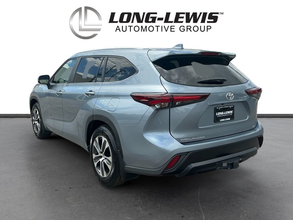 Used 2024 Toyota Highlander XLE FWD image 4