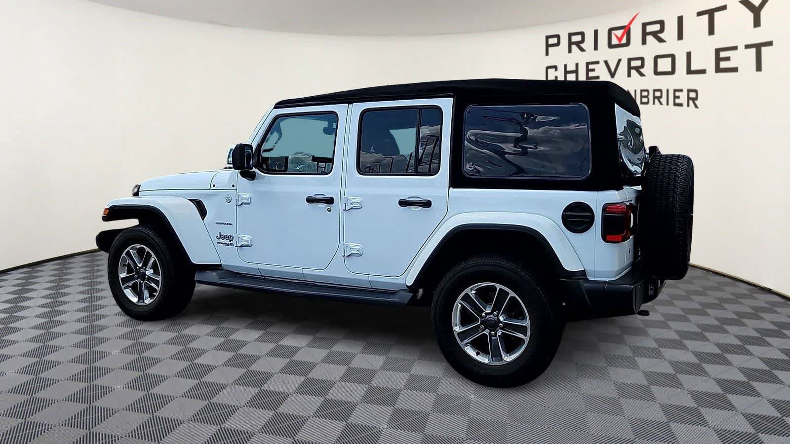 Used 2018 Jeep Wrangler Unlimited Sahara AWD/4WD image 6