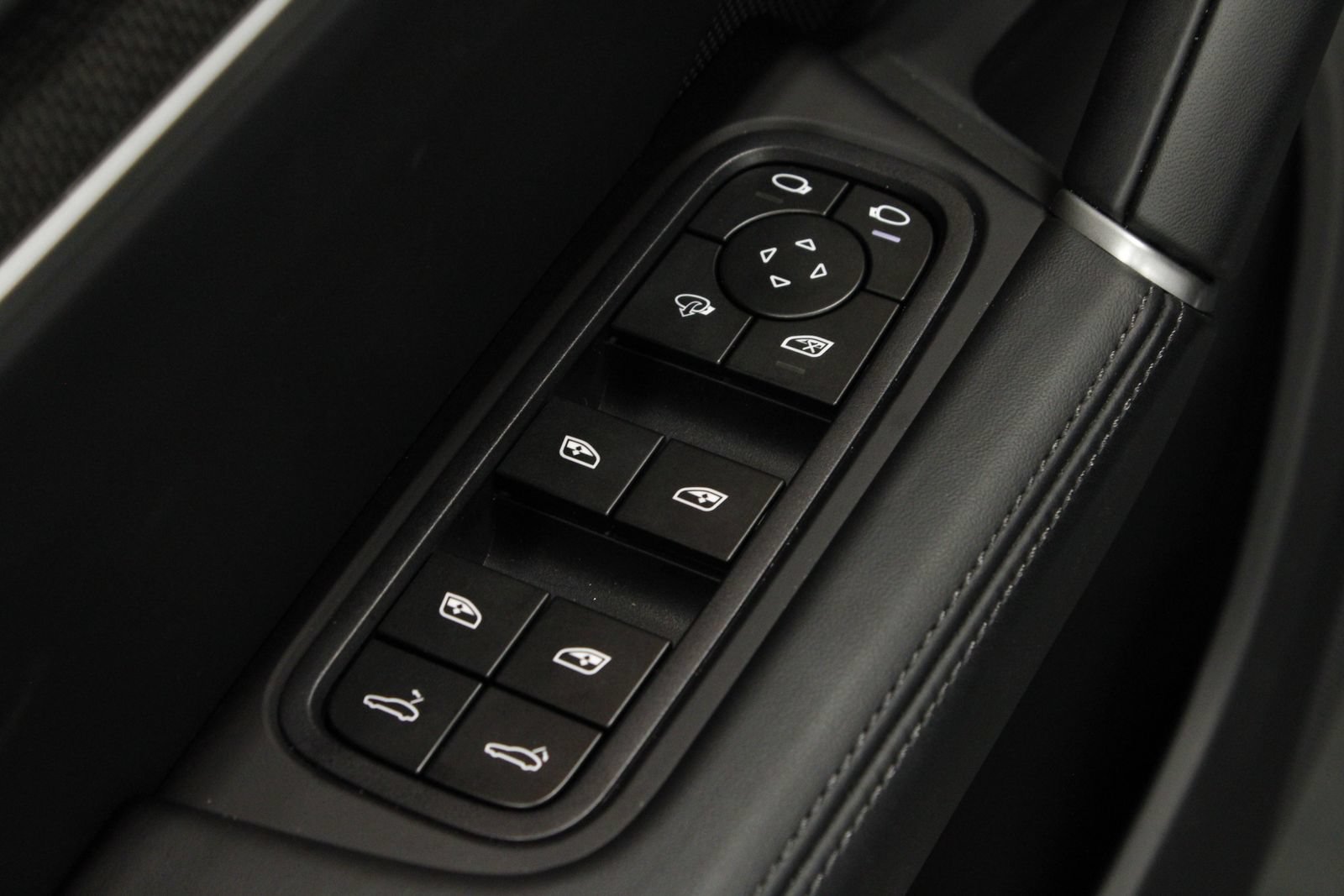 Used 2025 Porsche Cayenne GTS AWD/4WD image 28