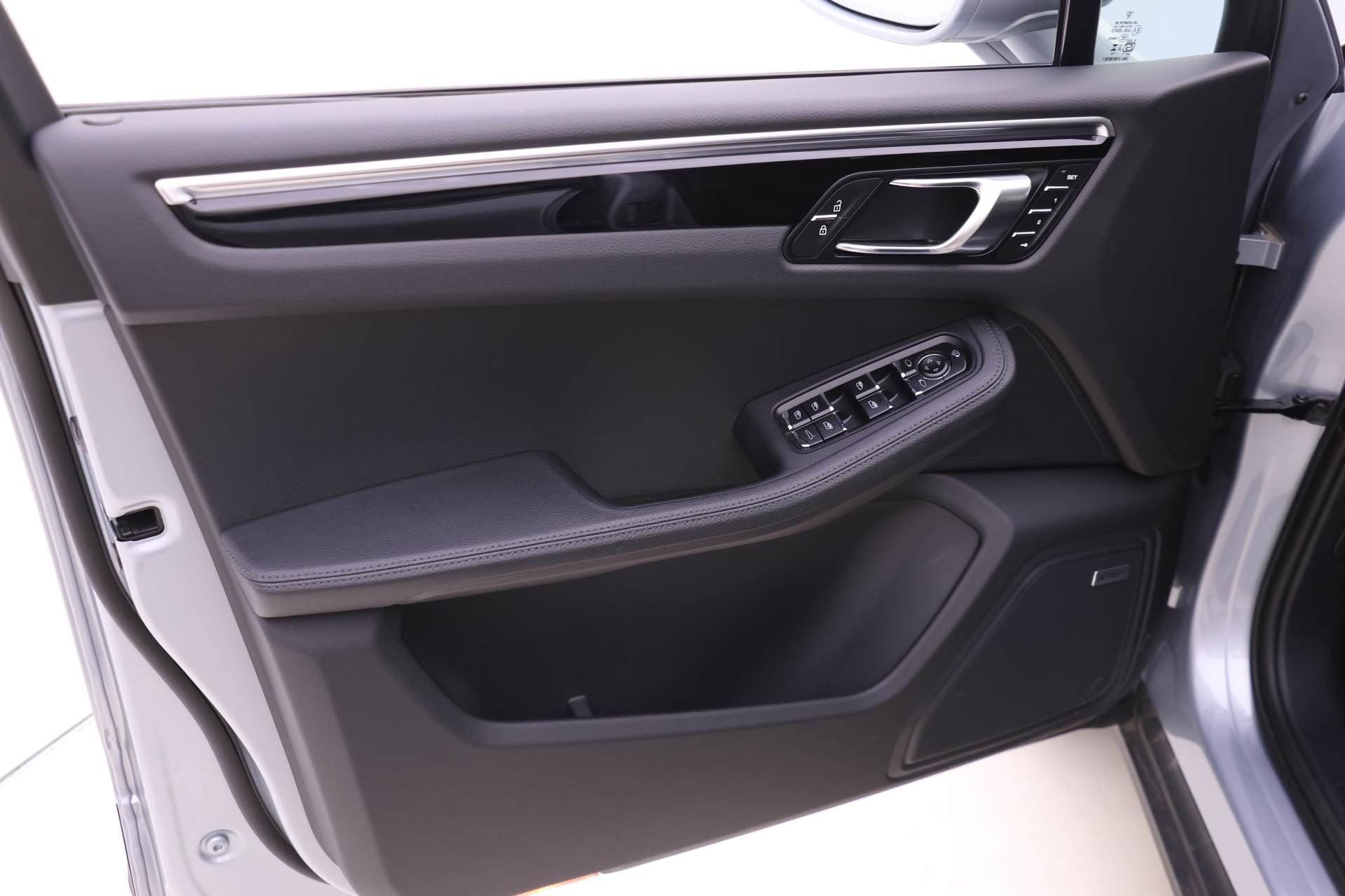 Certified 2024 Porsche Macan image 15