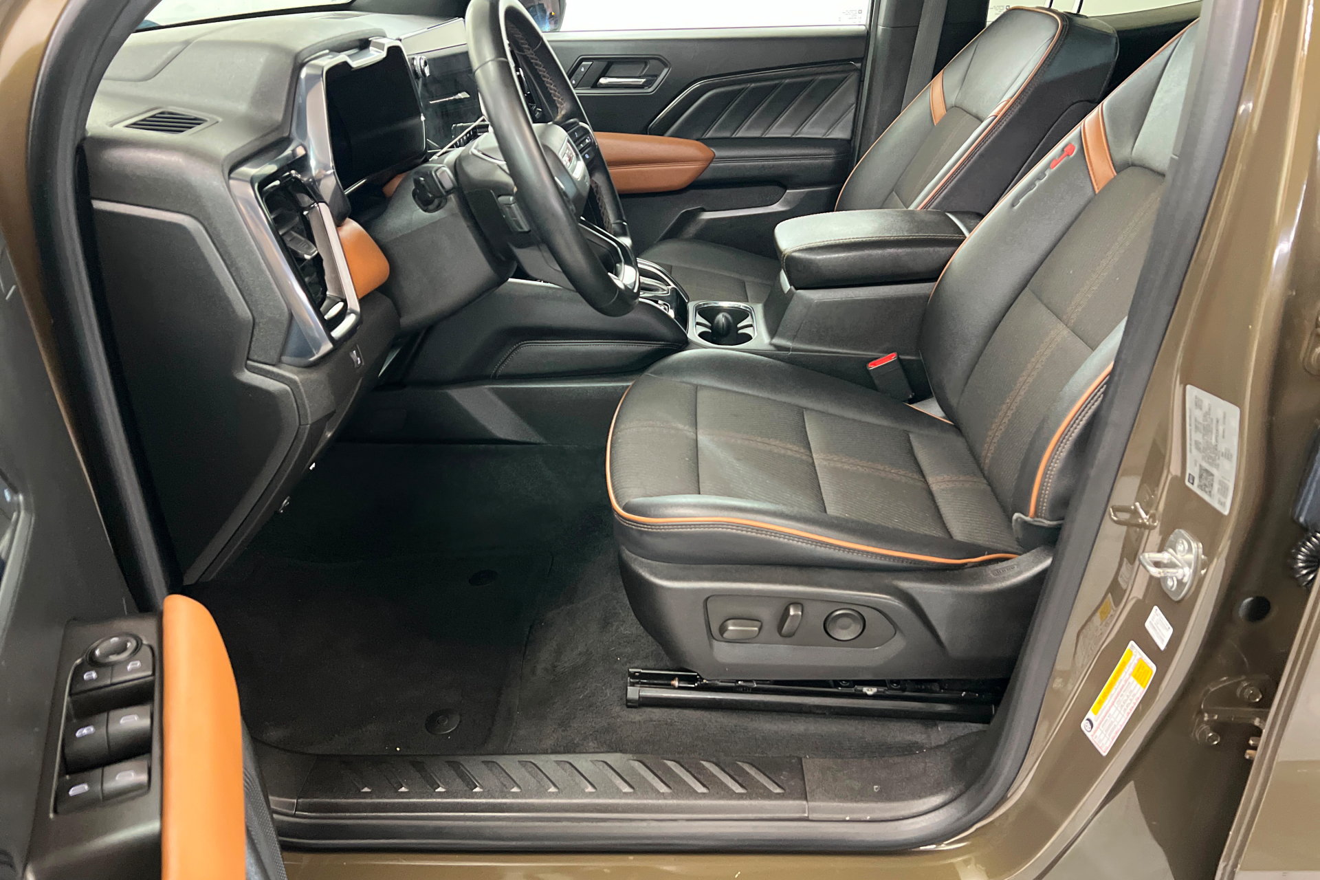 Used 2023 GMC Canyon AT4 w/ Canyon Safety Plus Package AWD/4WD image 18