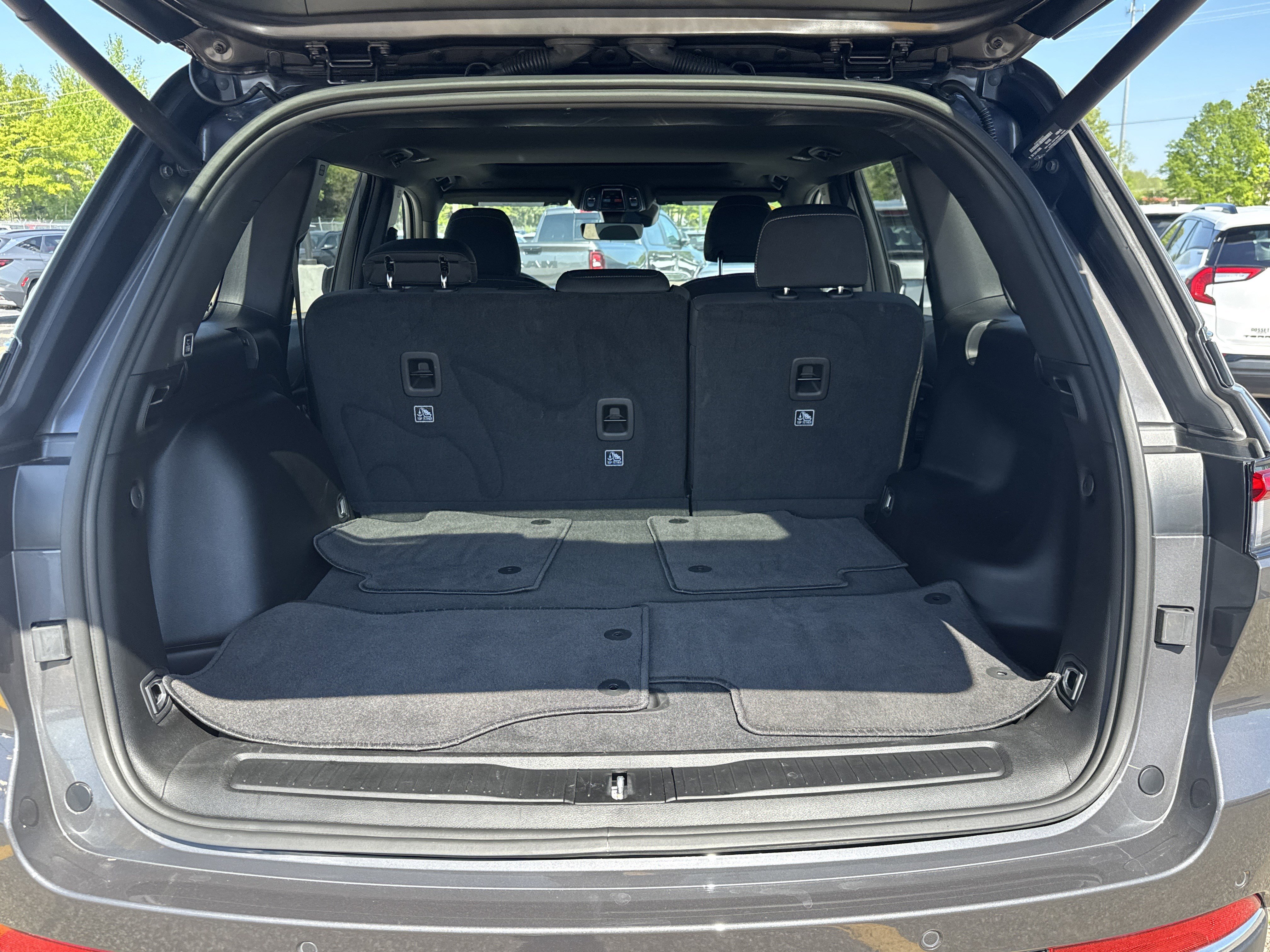 New 2025 Jeep Grand Cherokee Laredo w/ Luxury Tech Group I RWD image 8