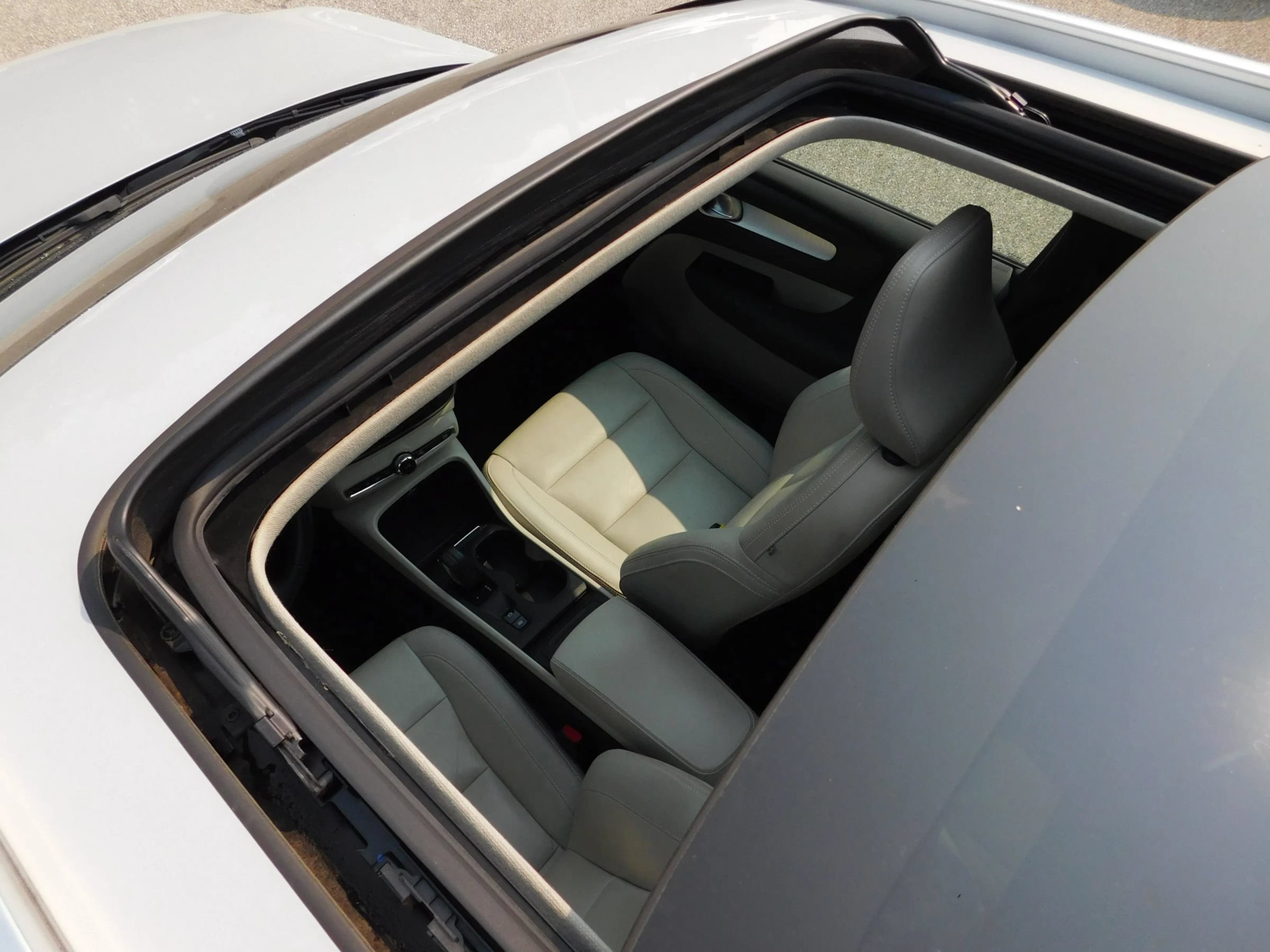 Used 2021 Volvo XC40 T4 Momentum FWD image 9