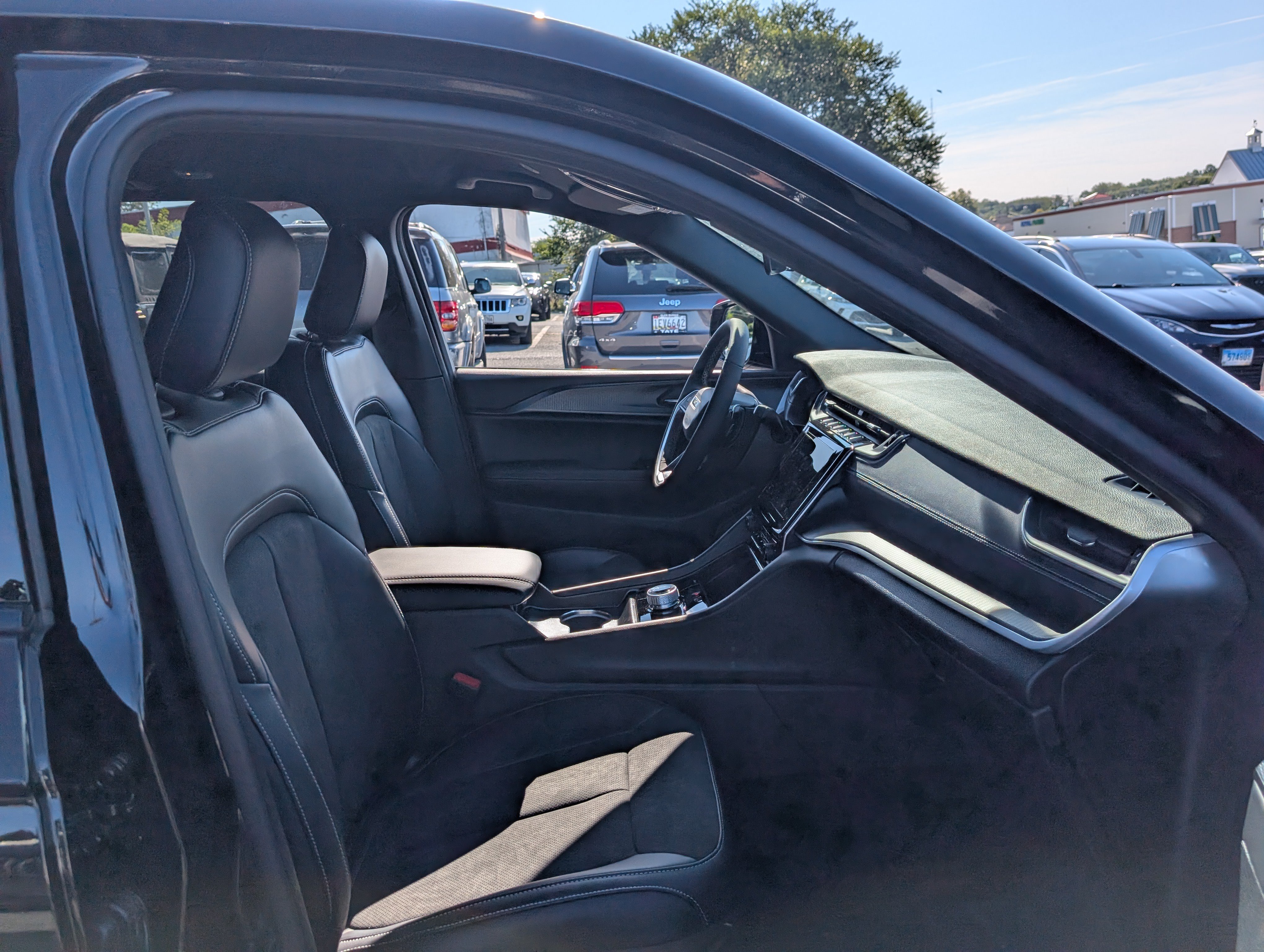 New 2025 Jeep Grand Cherokee Altitude AWD/4WD image 9