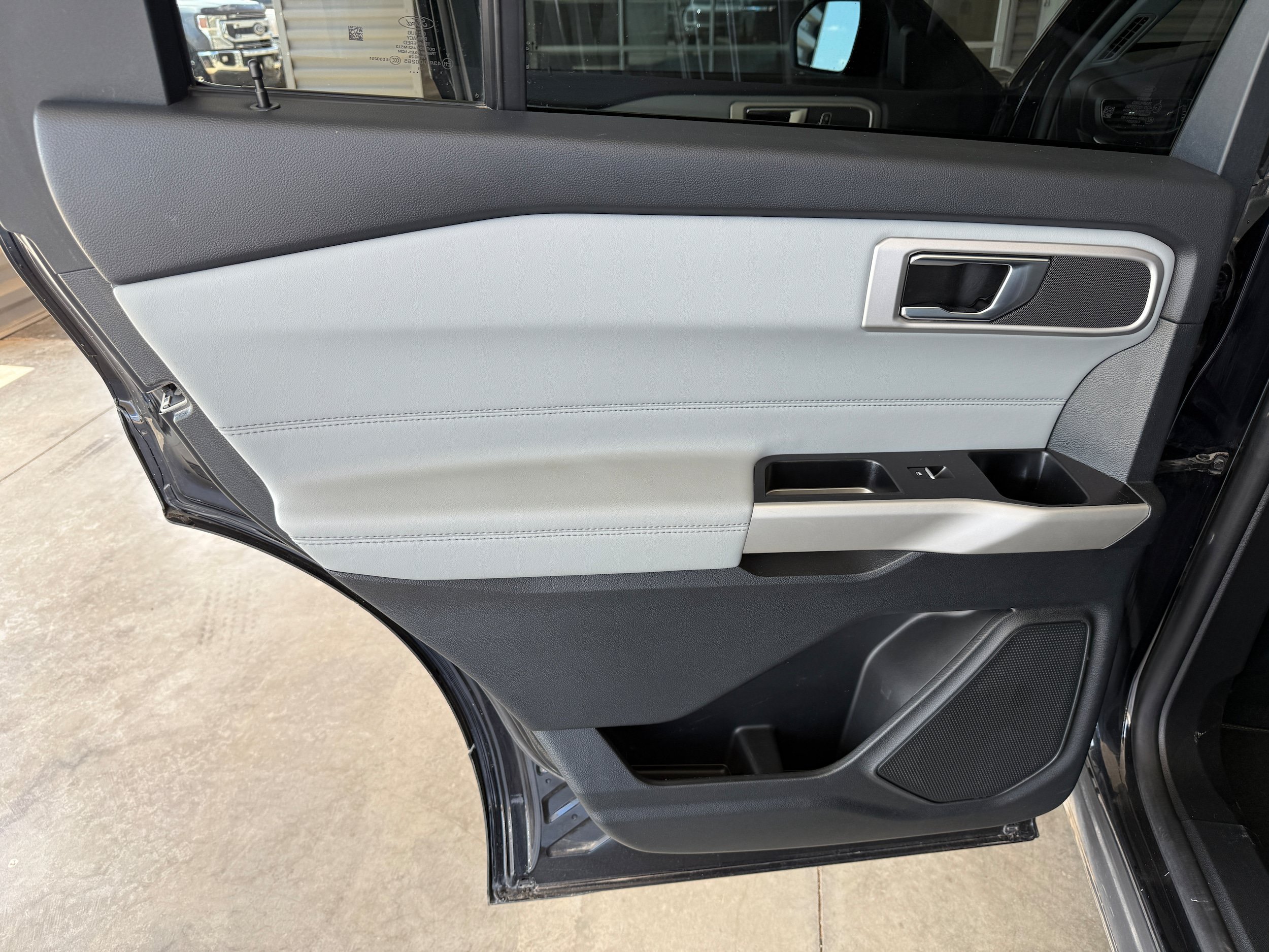Used 2021 Ford Explorer XLT w/ Equipment Group 202A AWD/4WD image 12