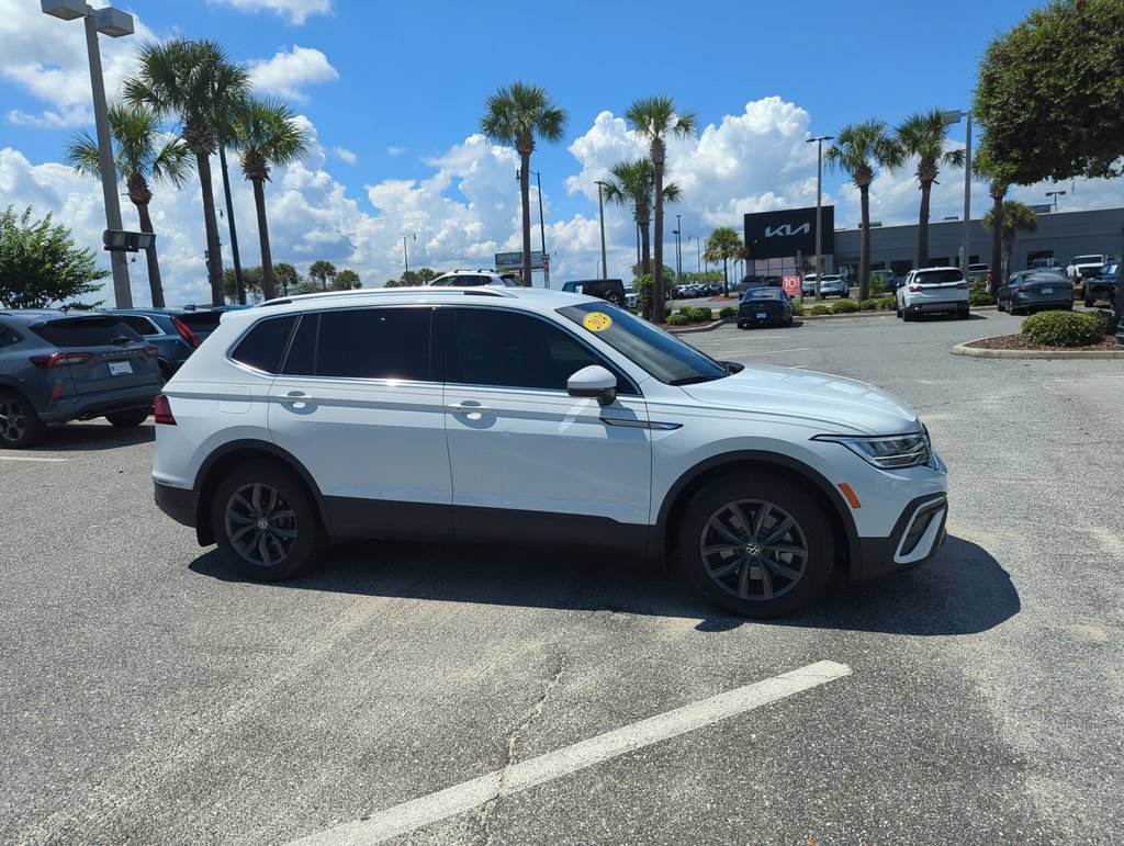 Used 2024 Volkswagen Tiguan SE FWD image 2