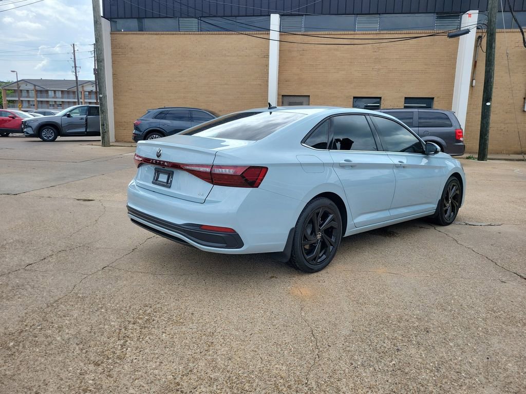Used 2025 Volkswagen Jetta SE image 3