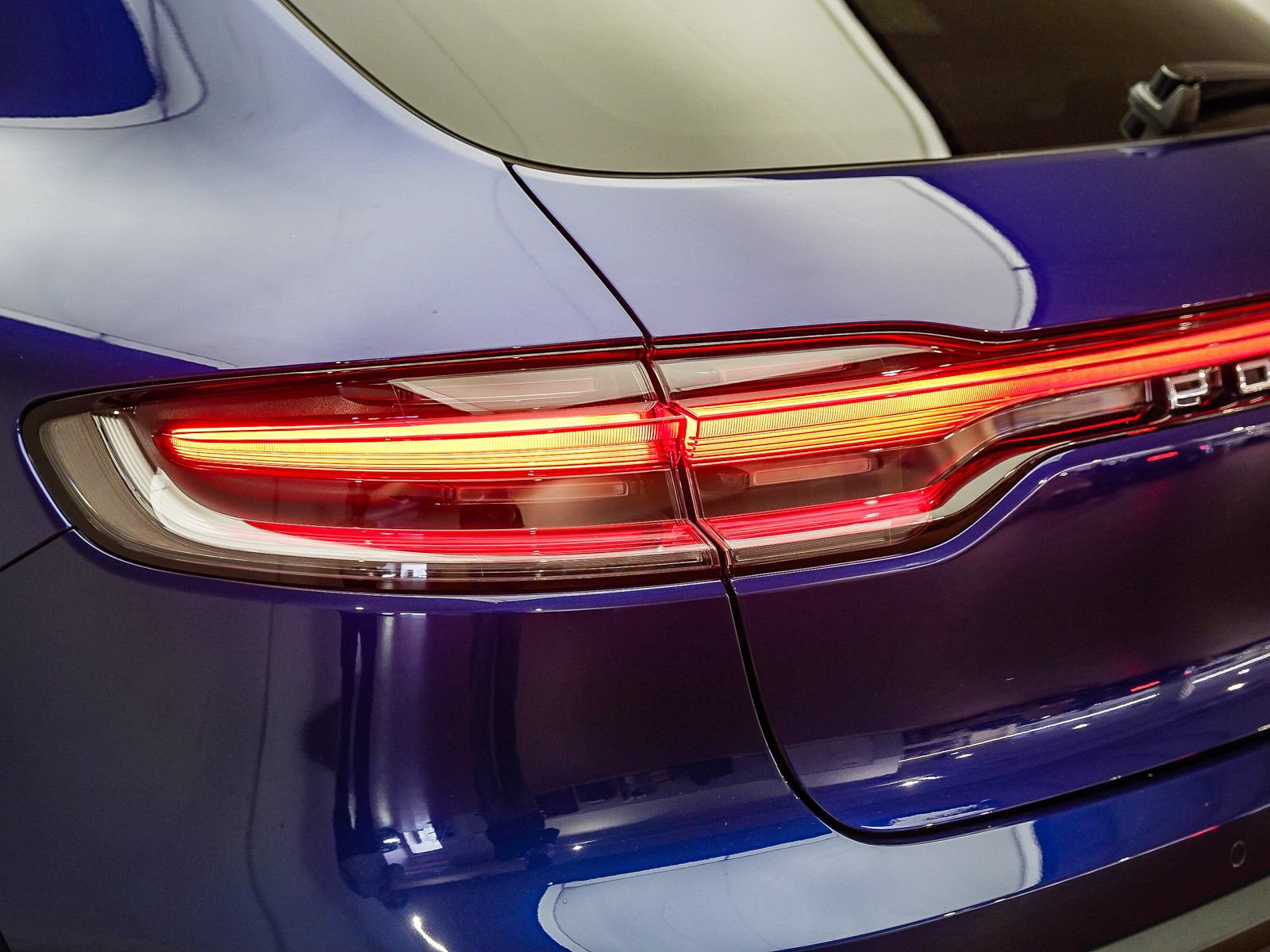 Certified 2025 Porsche Macan AWD/4WD image 13