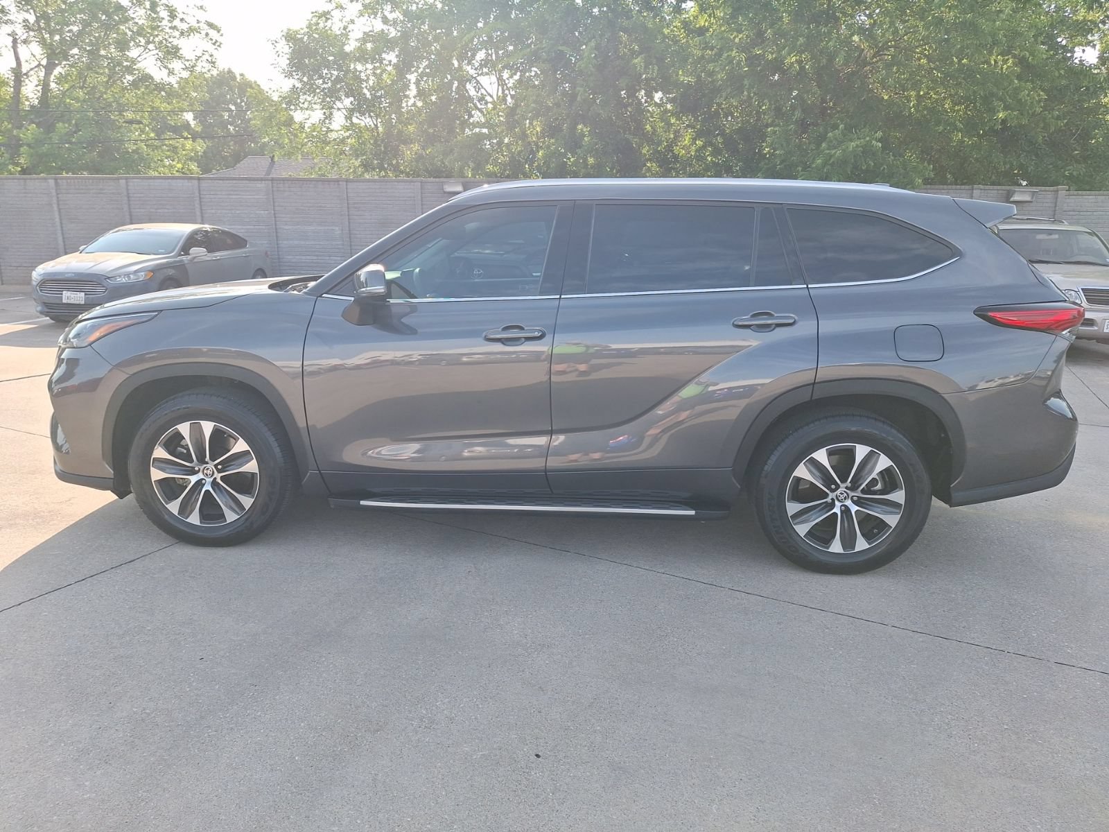 Used 2022 Toyota Highlander XLE FWD image 3