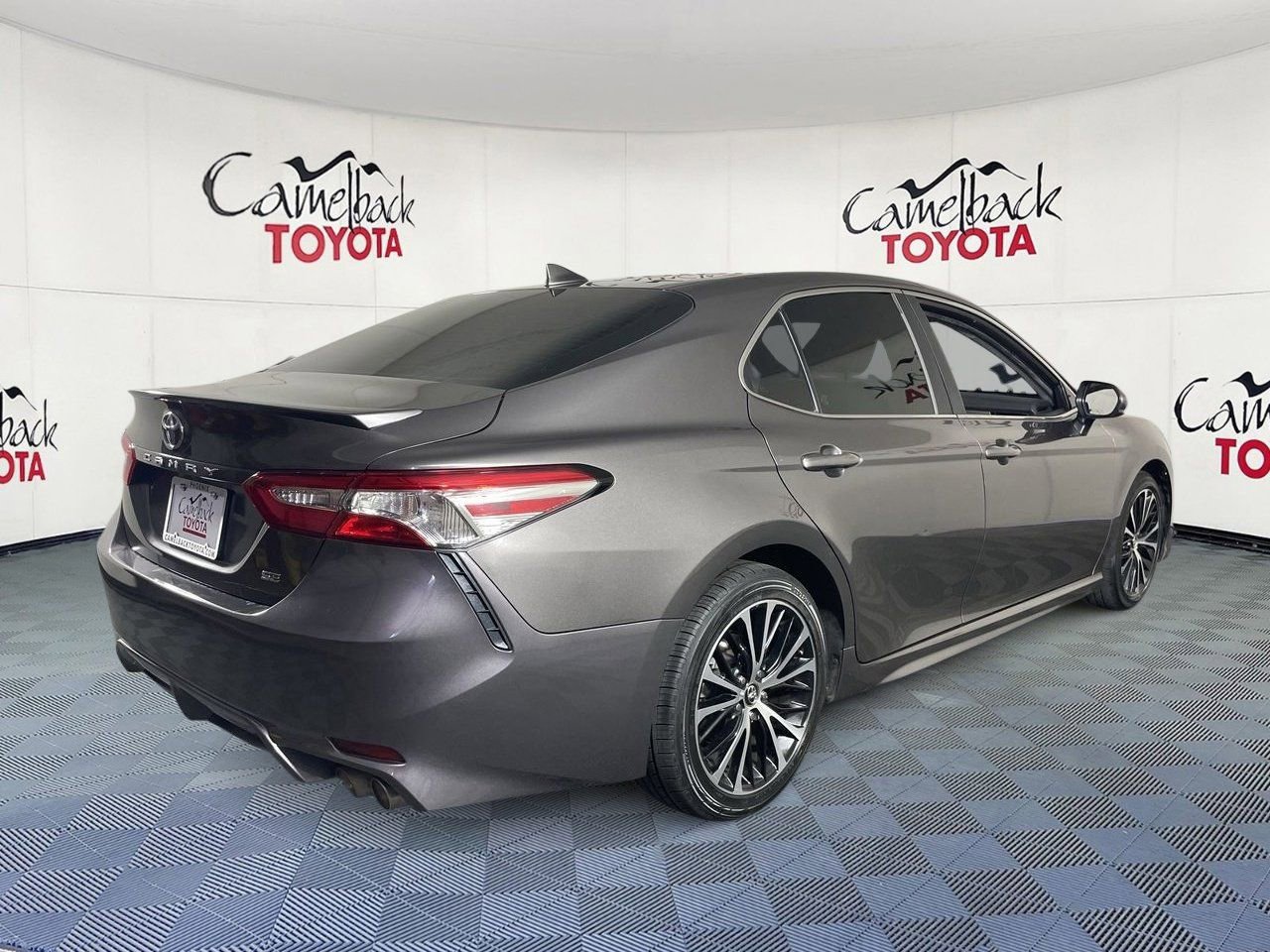 Used 2020 Toyota Camry SE FWD image 8